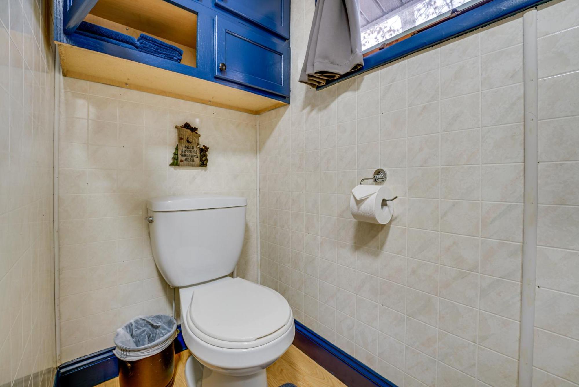 Pet-Friendly Irons Cottage About 4 Mi To Sand Lake! Εξωτερικό φωτογραφία