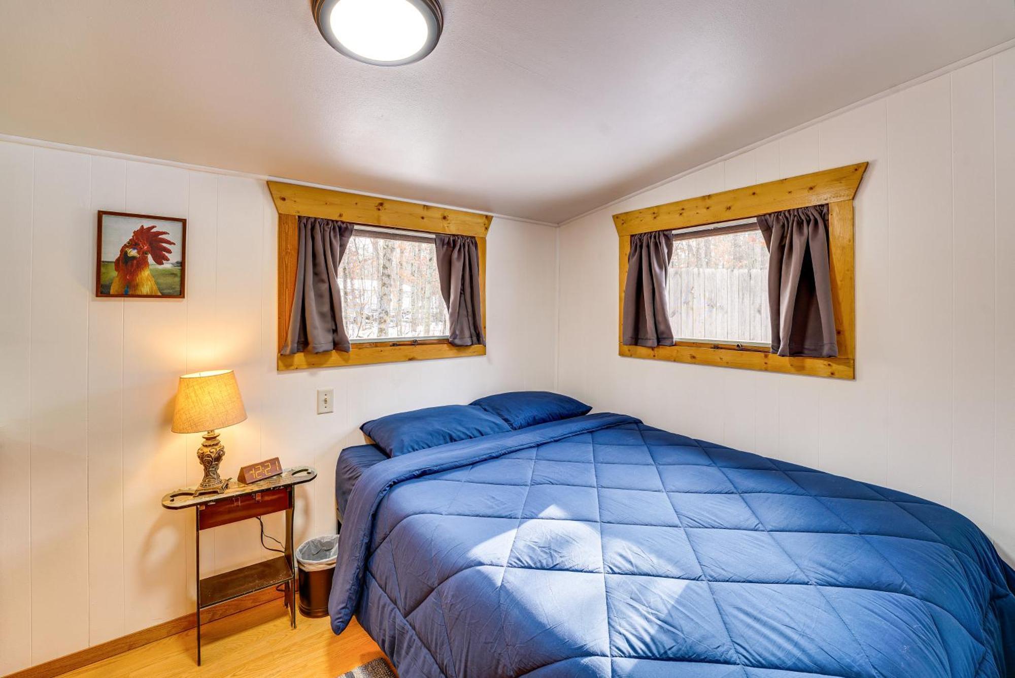 Pet-Friendly Irons Cottage About 4 Mi To Sand Lake! Εξωτερικό φωτογραφία