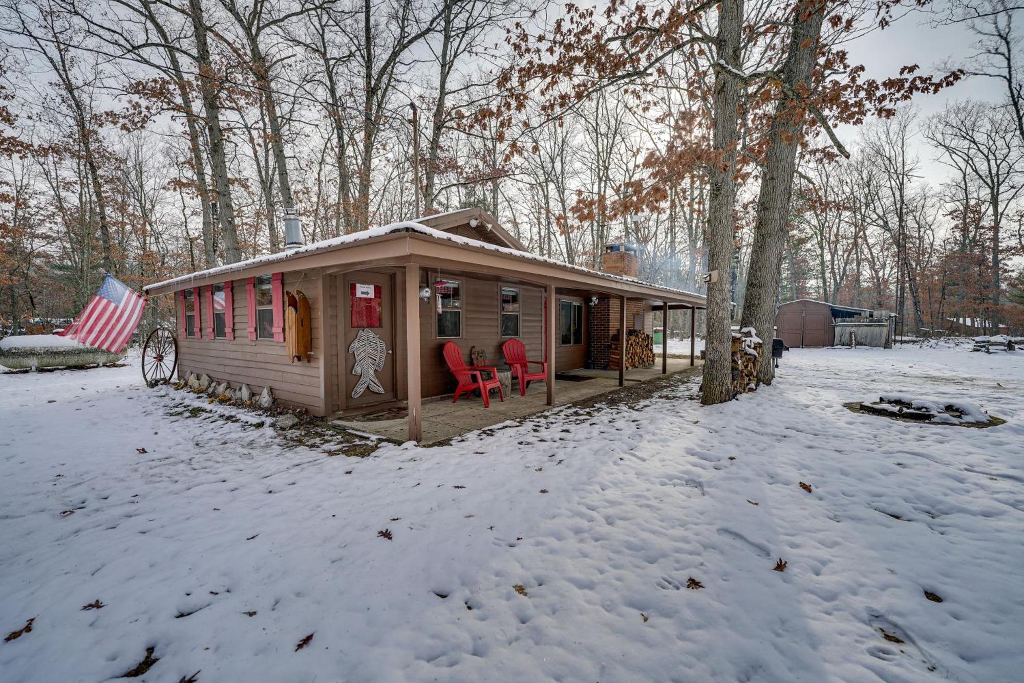 Pet-Friendly Irons Cottage About 4 Mi To Sand Lake! Εξωτερικό φωτογραφία