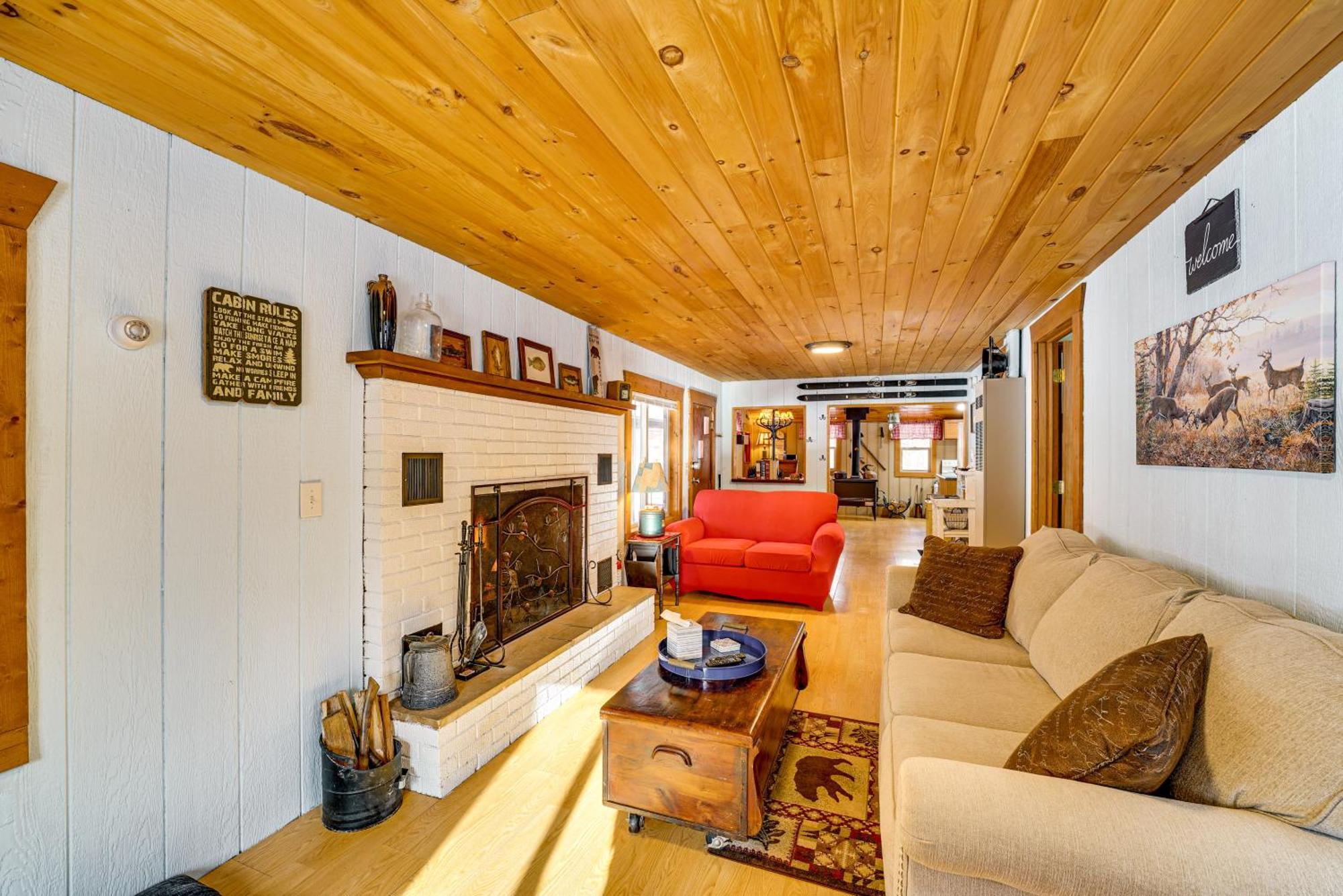 Pet-Friendly Irons Cottage About 4 Mi To Sand Lake! Εξωτερικό φωτογραφία