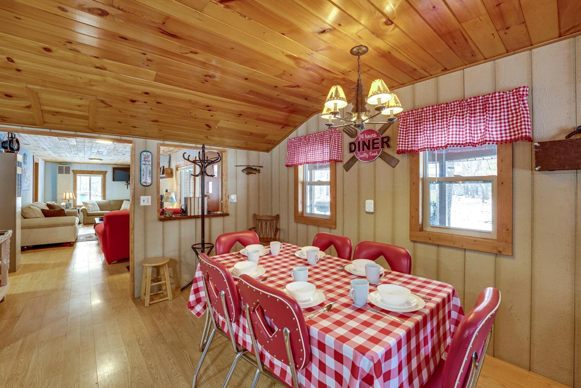 Pet-Friendly Irons Cottage About 4 Mi To Sand Lake! Εξωτερικό φωτογραφία