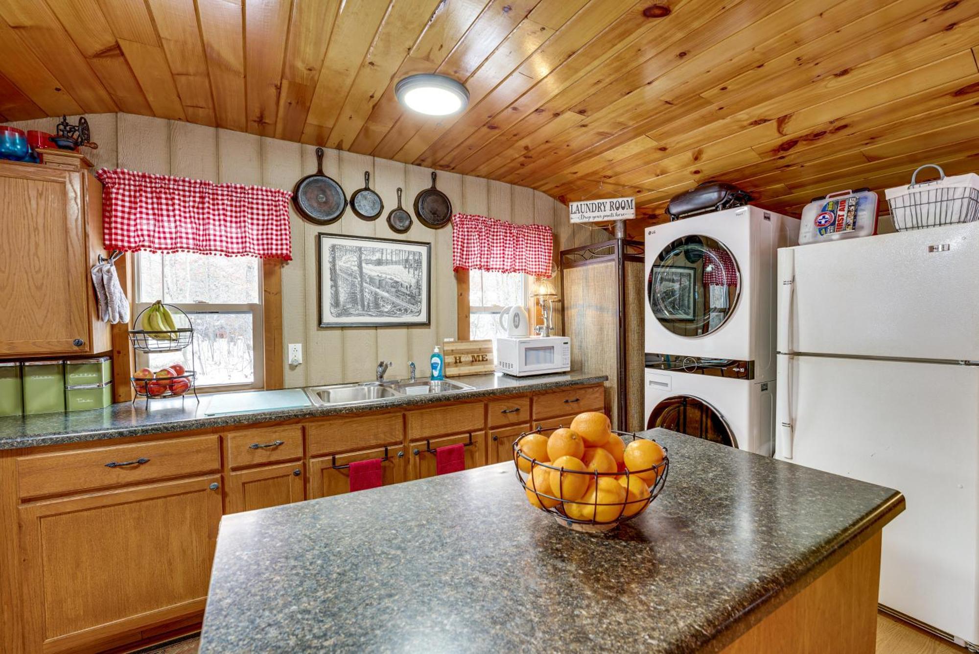 Pet-Friendly Irons Cottage About 4 Mi To Sand Lake! Εξωτερικό φωτογραφία