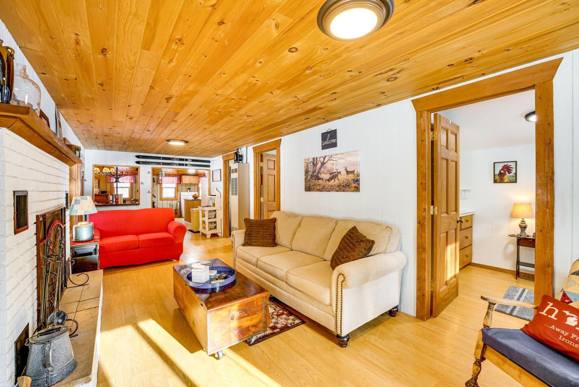 Pet-Friendly Irons Cottage About 4 Mi To Sand Lake! Εξωτερικό φωτογραφία