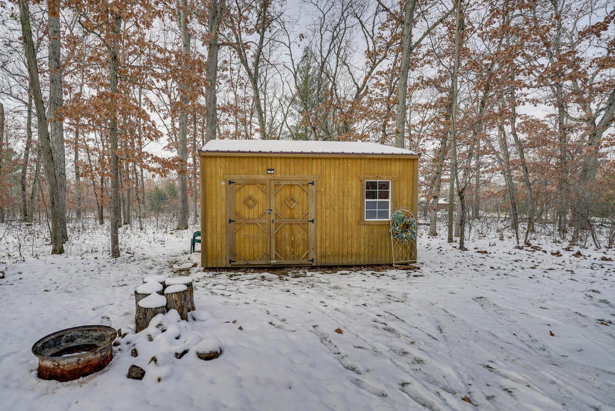 Pet-Friendly Irons Cottage About 4 Mi To Sand Lake! Εξωτερικό φωτογραφία