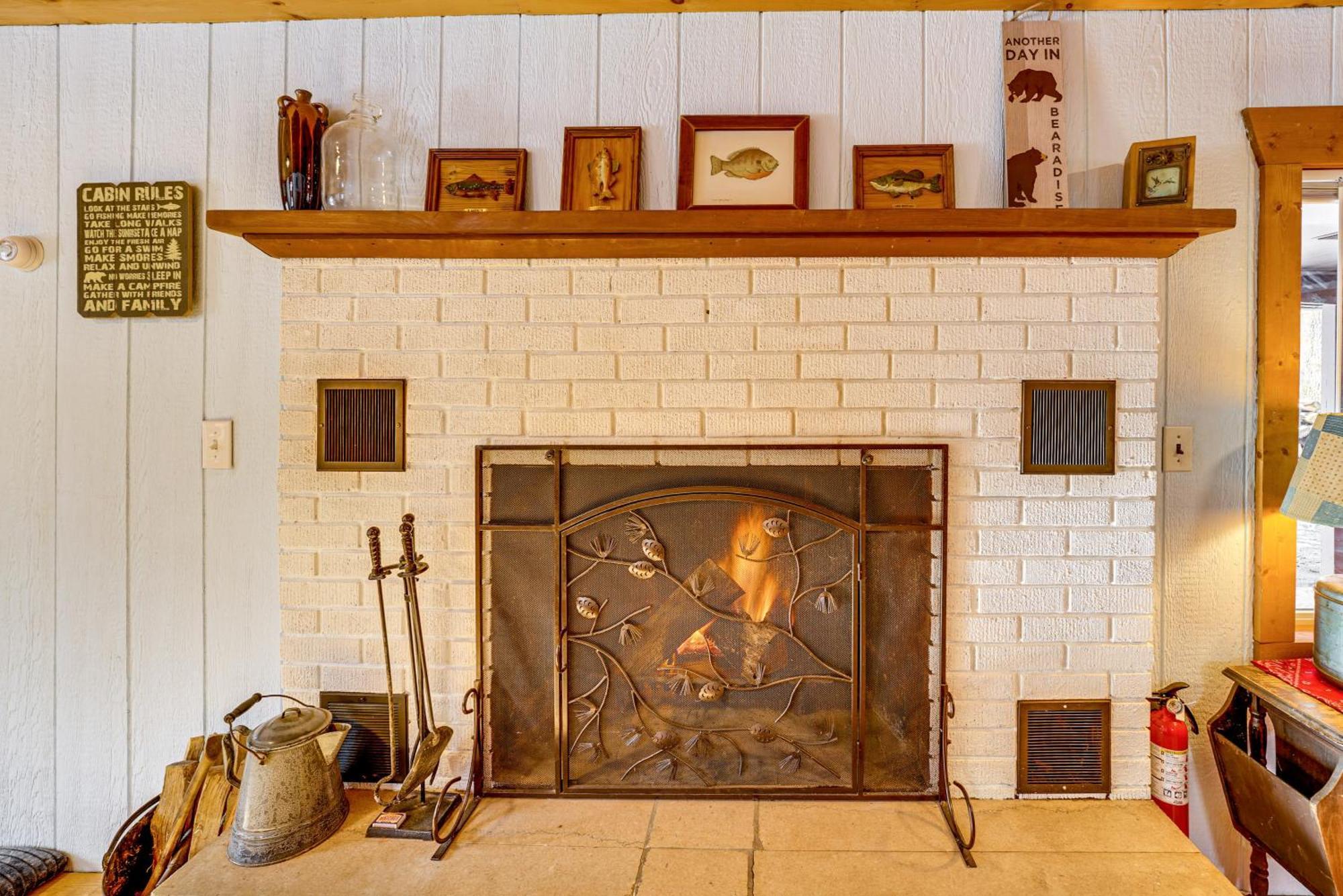 Pet-Friendly Irons Cottage About 4 Mi To Sand Lake! Εξωτερικό φωτογραφία