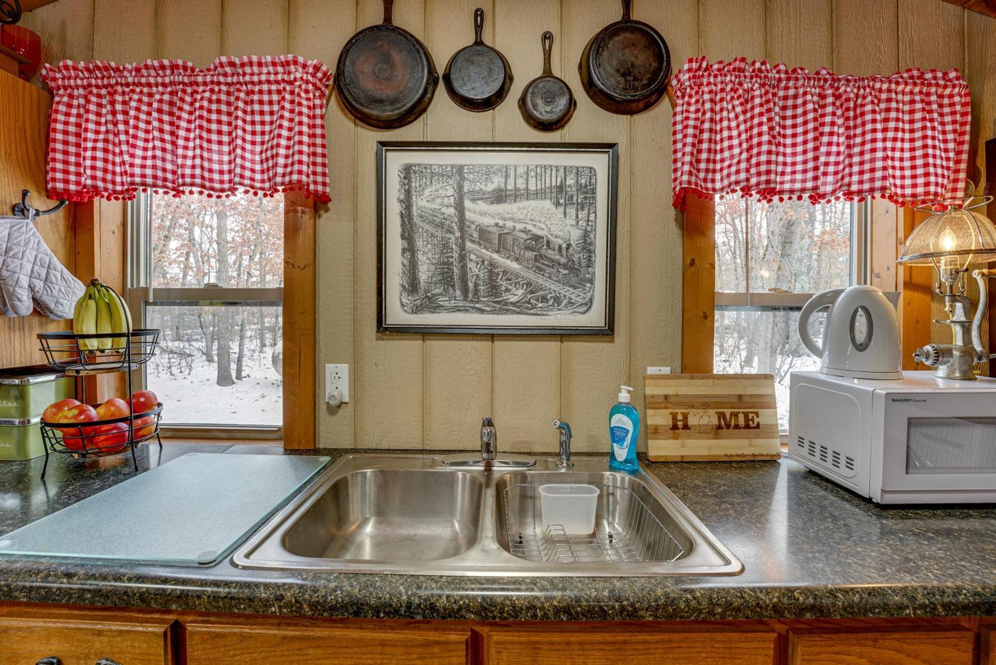 Pet-Friendly Irons Cottage About 4 Mi To Sand Lake! Εξωτερικό φωτογραφία