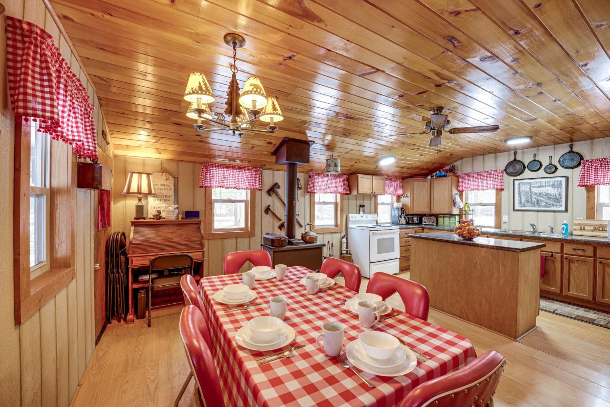 Pet-Friendly Irons Cottage About 4 Mi To Sand Lake! Εξωτερικό φωτογραφία